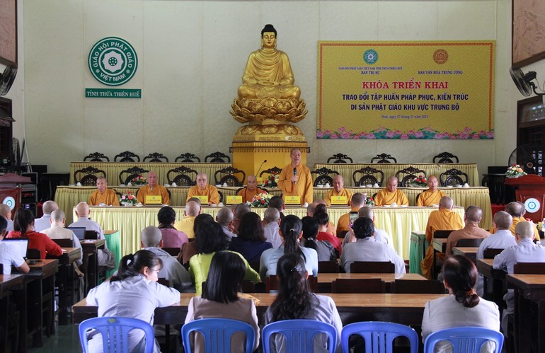 Hòa thượng Thích Thọ Lạc, Trưởng ban Văn hóa T.Ư phát biểu trong buổi triển khai các đề án tại chùa Từ Đàm (TP.Huế)