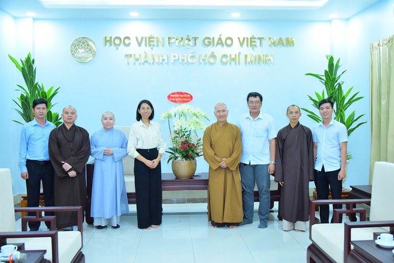 Phòng An ninh nội địa - Công an TP.HCM tặng hoa chúc mừng nhân Ngày Nhà giáo VN 20-11