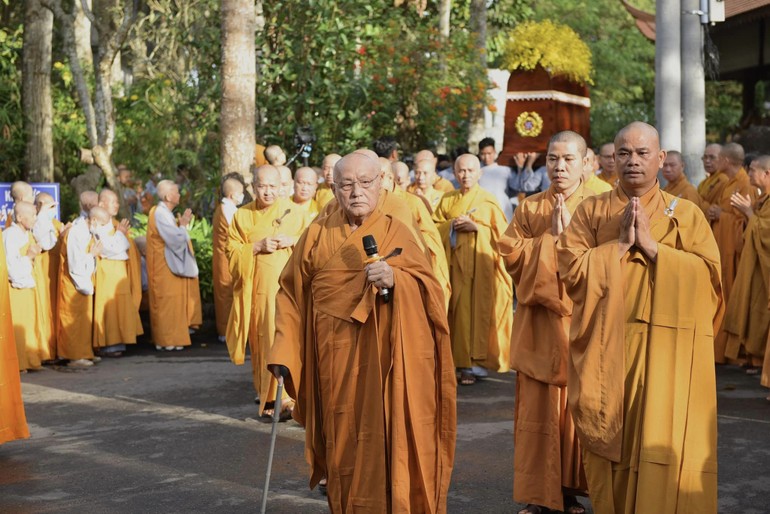 Chư tôn đức Tăng Ni, huynh đệ pháp lữ trong tông môn Thiền phái Trúc Lâm VN phụng tống kim quan Hòa thượng Thích Trí Chơn rời tổ đình Thường Chiếu đến nơi trà-tỳ