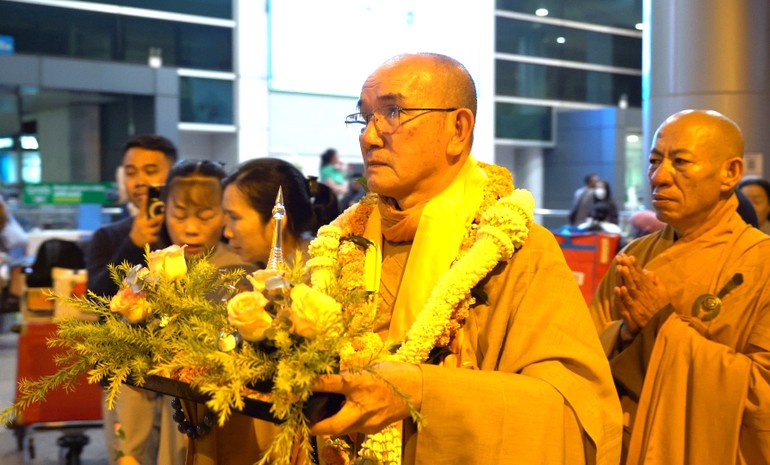 Thượng tọa Thích Lệ Lạc cùng chư tôn đức cung thỉnh xá-lợi từ Ấn Độ về chùa Phật Ngọc Xá Lợi (Vĩnh Long)