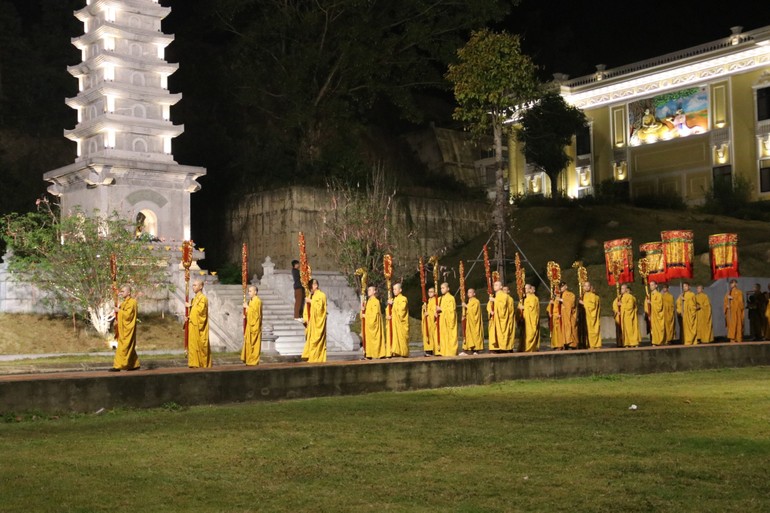 Tăng Ni sinh cung rước chư tôn đức kinh hành, đảnh lễ trước bảo tháp Viên Quang nhằm thể hiện tinh thần tri ân chư vị tiền bối hữu công trong sự nghiệp đào tạo Tăng tài