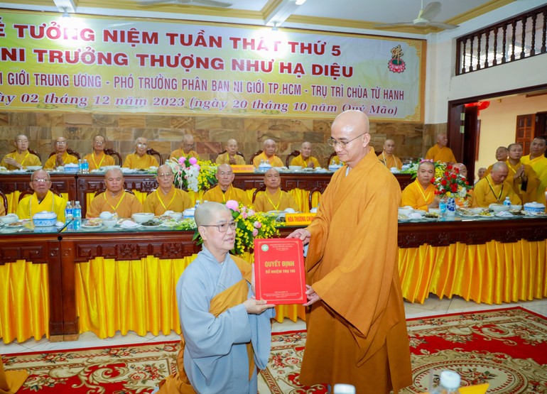 Thượng tọa Thích Thiện Quý, Phó Trưởng ban kiêm Chánh Thư ký Ban Trị sự GHPGVN TP.HCM trao quyết định bổ nhiệm trụ trì chùa Từ Hạnh đến Ni sư Thích nữ Như Liễu