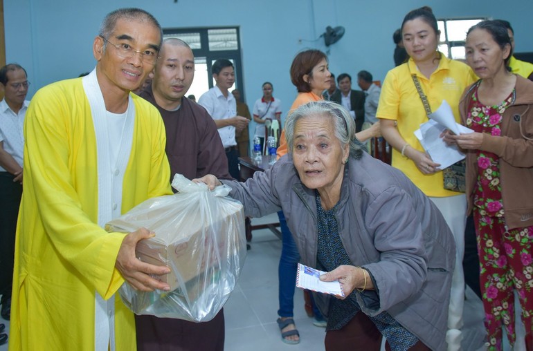 Một cụ già ở xã Phú Xuân, H.Phú Vang nhận quà từ chương trình từ thiện "Mãi yêu thương"