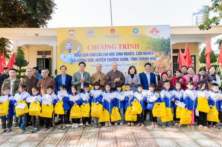 Trao quà đến các em học sinh tiểu học