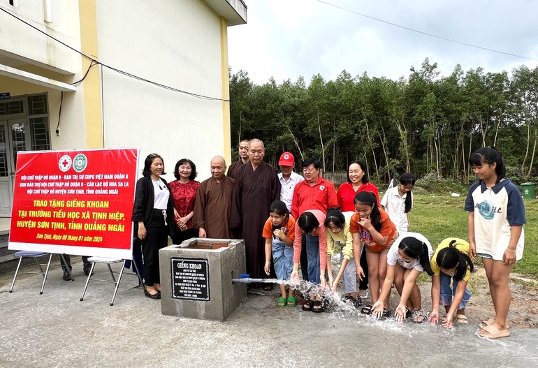 Bàn giao giếng khoan tại Trường Tiểu học Tịnh Hiệp (xã Tịnh Hiệp, H.Sơn Tịnh, Quảng Ngãi) 