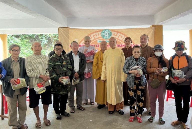 Chương trình "Tết yêu thương" trao 300 suất quà đến bà con khó khăn tại xã Trà Mai, H.Nam Trà My, Quảng Nam