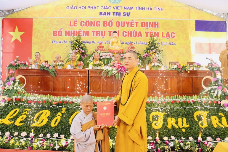 Đại đức Thích Viên Như, Phó Trưởng ban Trị sự GHPGVN tỉnh Hà Tĩnh trao quyết định bổ nhiệm trụ trì chùa Yên Lạc đến Ni sư Thích nữ Thiền Tâm