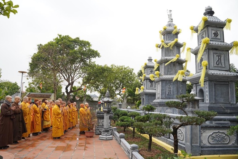 Chư tôn đức thành kính tưởng niệm chư vị Tổ sư tiền bối trước bảo tháp 