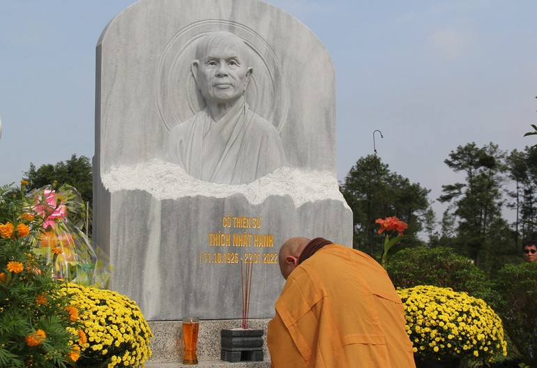 Cung kính đảnh lễ Thầy