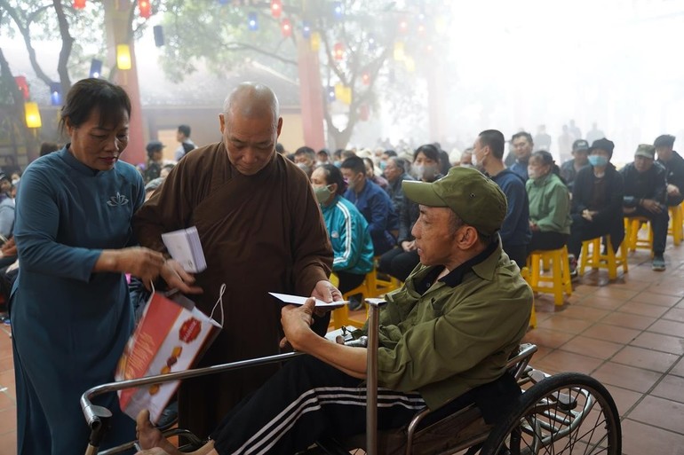 Hòa thượng Thích Bảo Nghiêm tận tay trao quà đến các hoàn cảnh khó khăn