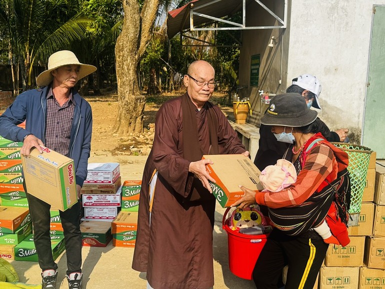 Hòa thượng Thích Thiện Nghĩa tận tay trao quà đến đồng bào dân tộc Tây Nguyên có hoàn cảnh khó khăn