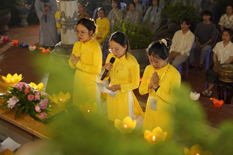 Đại diện các khóa sinh tham dự khóa tu "Năm mới yên vui" dâng lời phát nguyện