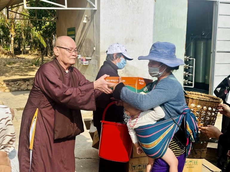 Hòa thượng Thích Thiện Nghĩa tận tay trao quà đến đồng bào dân tộc ở các tỉnh Tây Nguyên