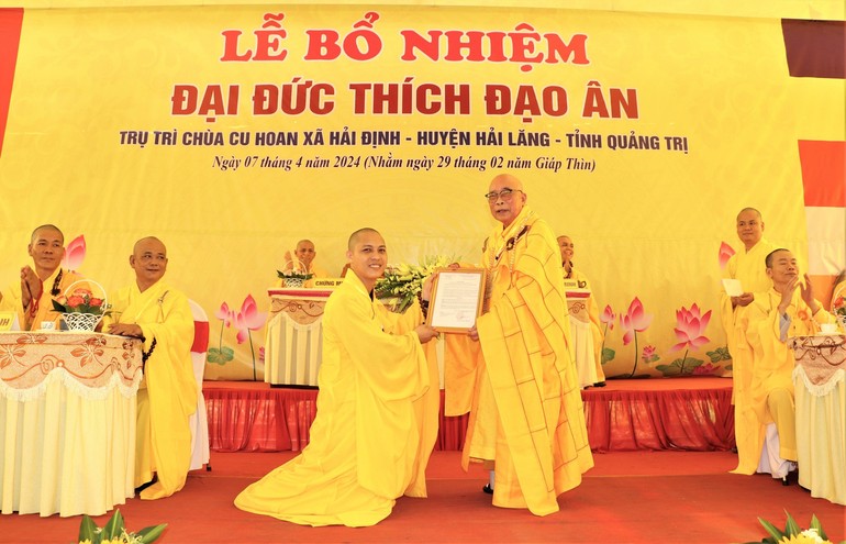 Hòa thượng Thích Thiện Tấn trao quyết định bổ nhiệm trụ trì chùa Cu Hoan đến Đại đức Thích Đạo Ân