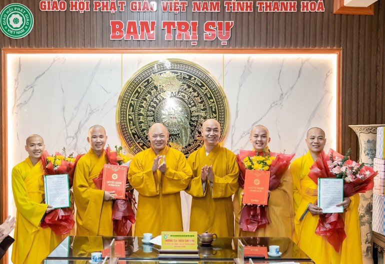 Ban Trị sự GHPGVN tỉnh Thanh Hóa tặng hoa chúc mừng tân trụ trì chùa Thạch Tuyền (xã Nga Thạch, H.Nga Sơn) và chùa Thạch Khê (xã Đông Khê, H.Đông Sơn)