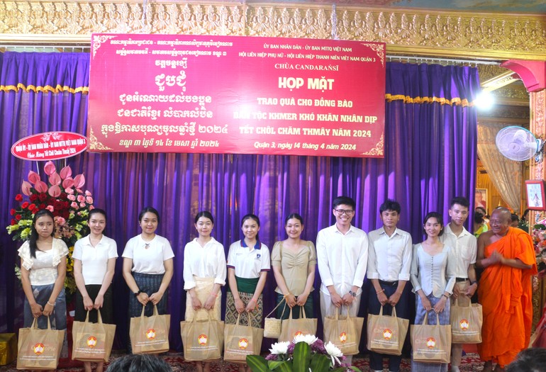 Hòa thượng Danh Lung trao học bổng đến các sinh viên