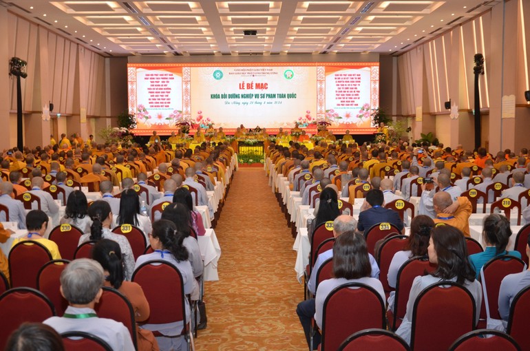 Lễ bế mạc Khóa bồi dưỡng nghiệp vụ sư phạm toàn quốc diễn ra tại Sandy Beach Resort (Q.Ngũ Hành Sơn, Đà Nẵng)