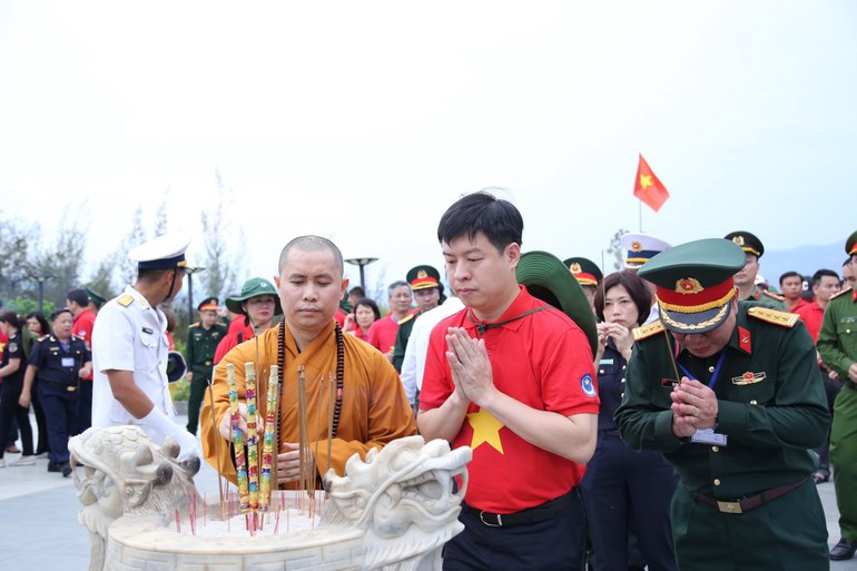 Đoàn đại biểu thắp hương tại Đài tưởng niệm 64 chiến sĩ đã hy sinh trên đảo Gạc Ma