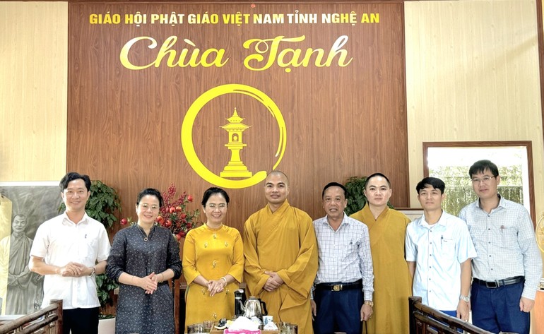 Đoàn thăm, chúc sức khỏe đến Đại đức Thích Tuệ Phúc, trụ trì chùa Tạnh (H.Yên Thành)