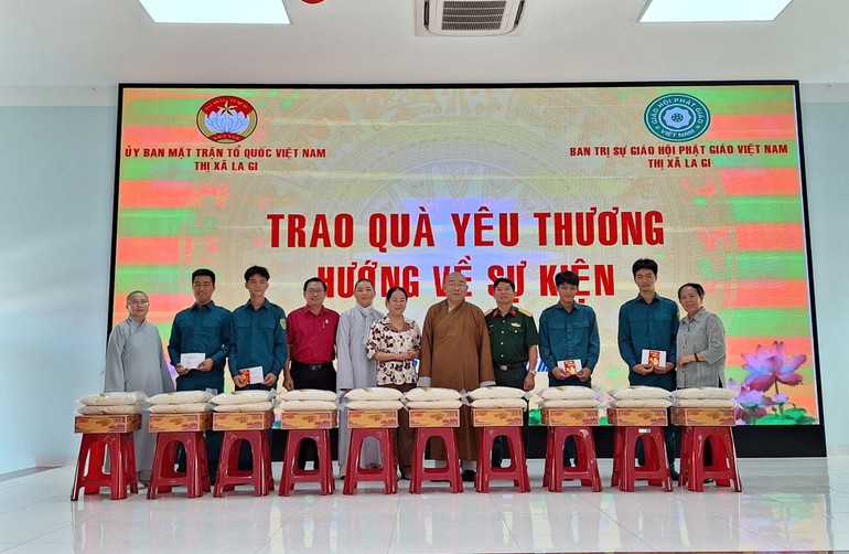 Ban Trị sự GHPGVN TX.La Gi trao quà đến các hoàn cảnh khó khăn