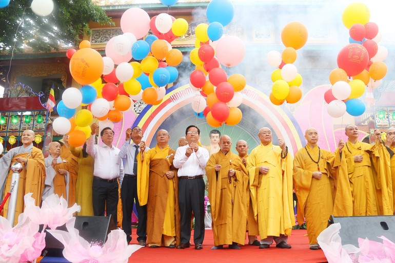 Chư tôn đức, đại biểu thả bóng bay cầu nguyện hòa bình