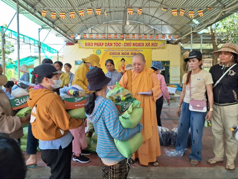 Ni sư Thích nữ Thảo Liên trao quà đến bà con