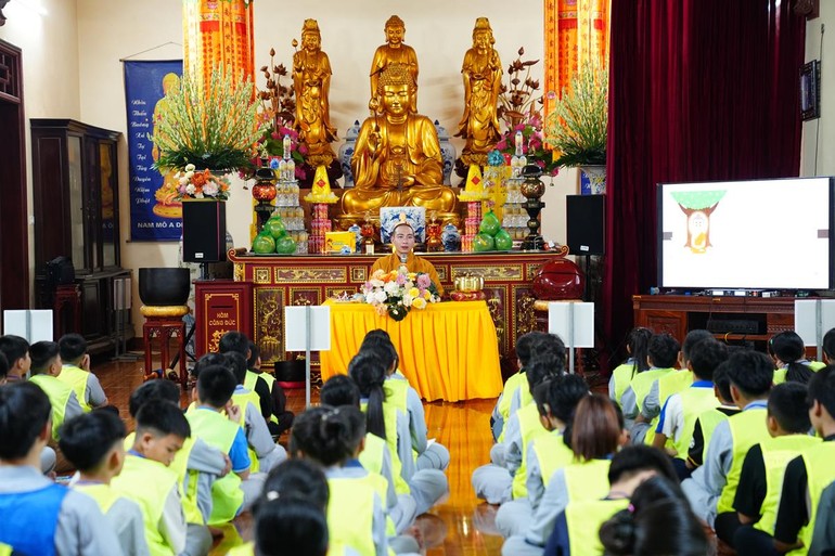 Đại đức Thích Viên Hải chia sẻ thời pháp thoại với chủ đề "Ánh sáng Như Lai" tại khóa tu mùa hè do chùa Khoái Linh tổ chức