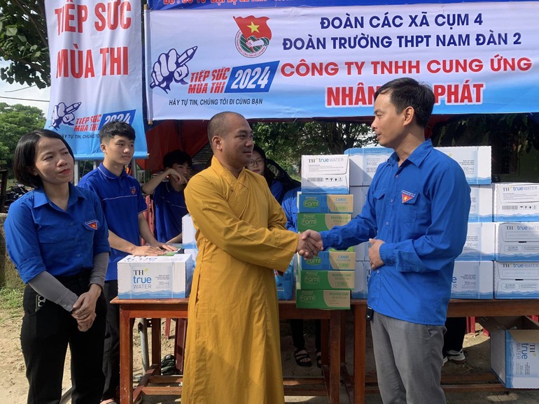 Đại đức Thích Minh Thanh thăm hỏi, tặng quà tiếp sức đến các tình nguyện viên tại điểm thi Trường THPT Nam Đàn 2