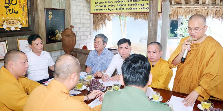 Thượng tọa Thích Giác Hoàng, trụ trì tịnh xá Linh Sơn phát biểu tại buổi làm việc