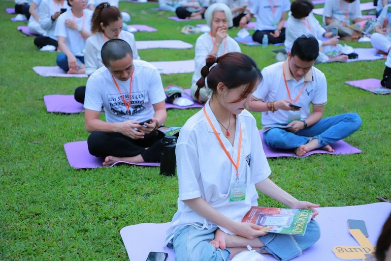 Bạn trẻ chọn lọc thông tin và phương pháp tu học để kiến tạo bình an - Ảnh: Trung Thắng