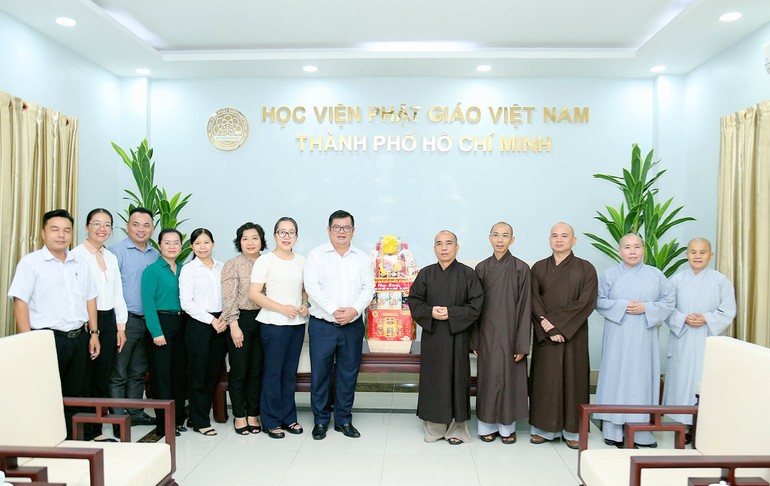 Đoàn Ủy ban MTTQVN TP.HCM thăm, tặng quà Học viện Phật giáo VN tại TP.HCM nhân mùa An cư kiết hạ Phật lịch 2568