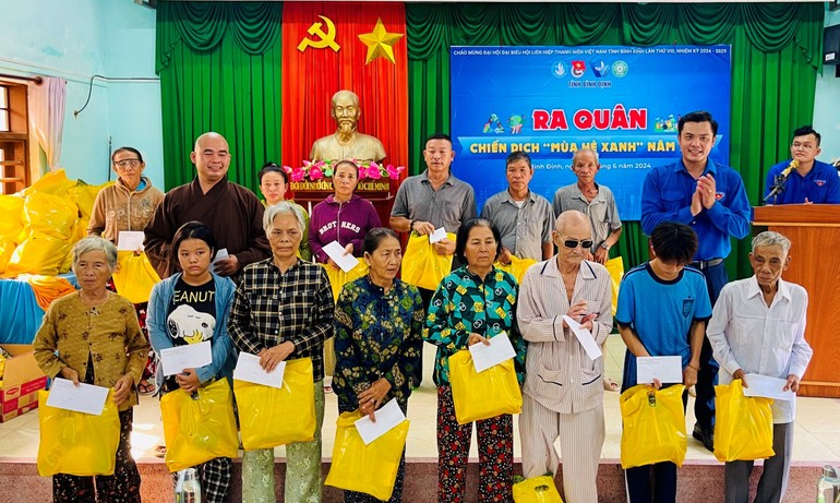 Trao quà đến bà con có hoàn cảnh khó khăn, học sinh vượt khó học giỏi tại đảo Cù Lao Xanh, TP.Quy Nhơn 