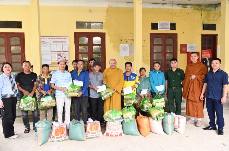 Chia sẻ yêu thương với bà con tại H.Mường Lát, Thanh Hóa