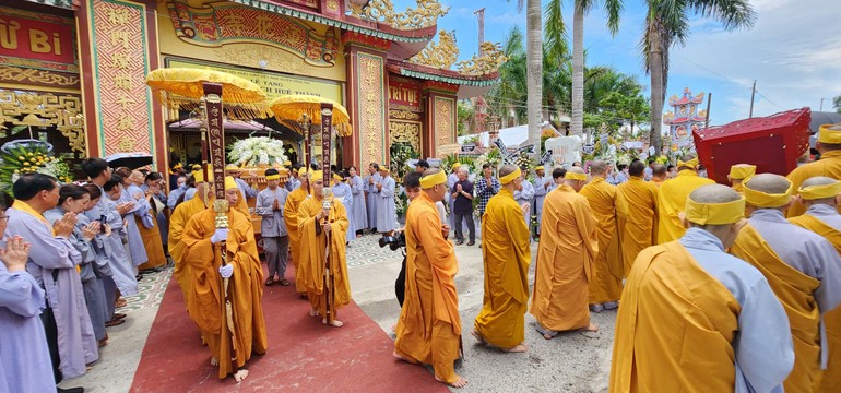 Cung thỉnh kim quan Hòa thượng Thích Huệ Thành rời Giác linh đường nhập bảo tháp 