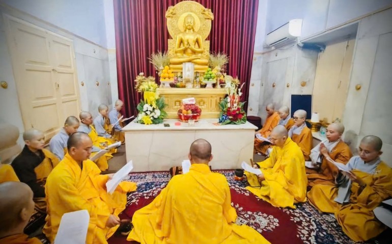 Khóa lễ tụng kinh Vu lan tại chùa Mahabodhi, New Delhi, Ấn Độ