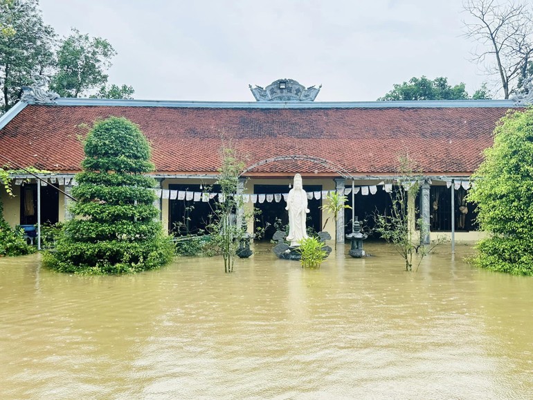 Chùa Thôn Năm tại xã Khánh Tiên, H.Yên Khánh, Ninh Bình ngập sâu trong nước