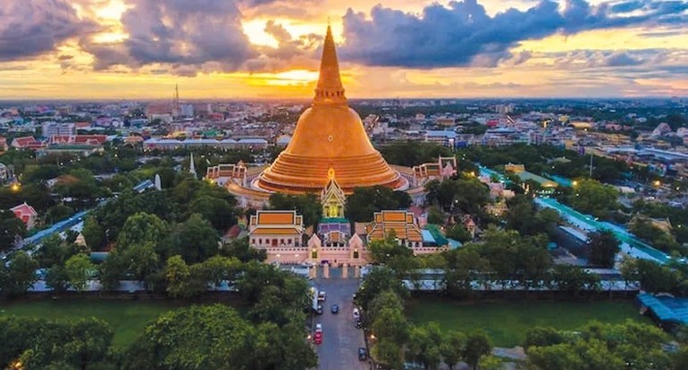 Phra Prathom Chedi hay Prathama Cetiya ở Nakon Pathom, nơi Thera Soṇaka và Thera Uttara đến từ Ấn Độ cổ đại