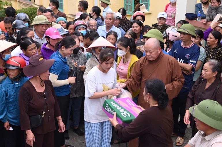 Thượng tọa Thích Tâm Định tận tay trao quà đến người dân