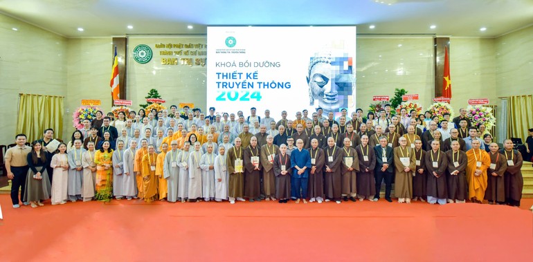 Các học viên tham dự Khóa bồi dưỡng thiết kế truyền thông do Ban Thông tin - Truyền thông GHPGVN TP.HCM lần đầu tiên tổ chức chụp ảnh lưu niệm cùng chư tôn đức, giảng viên tại lễ bế mạc - Ảnh: Quảng Đạo/BGN