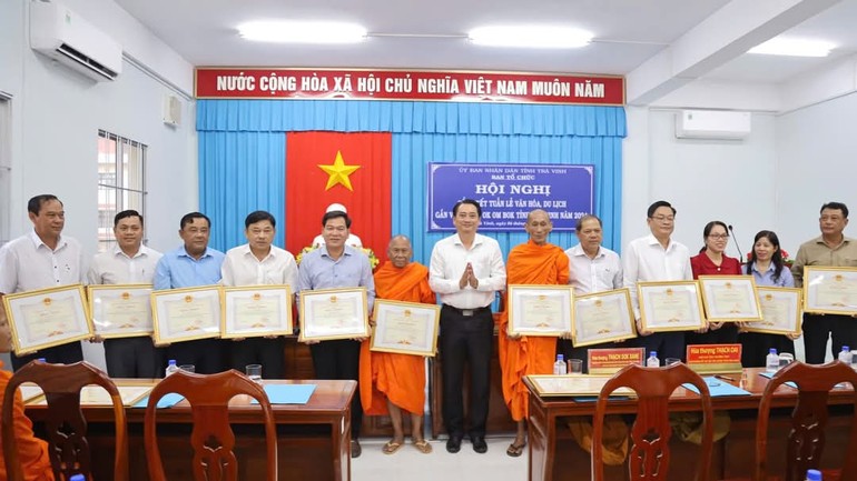 Phó Chủ tịch UBND tỉnh Trà Vinh tặng Bằng khen cho các cá nhân có thành tích xuất sắc trong công tác tổ chức, phục vụ Tuần lễ Văn hóa - Du lịch gắn với Lễ hội Ok Om Bok tỉnh Trà Vinh năm 2024