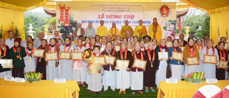 120 Phật tử cao niên đang sinh hoạt, tu học tại các đạo tràng trên địa bàn H.Gio Linh được mừng thọ