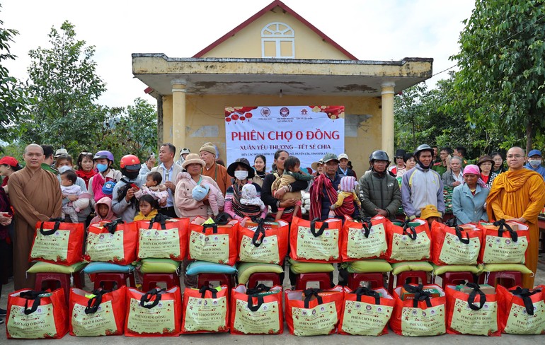 "Phiên chợ 0 đồng" hỗ trợ 350 hộ dân có hoàn cảnh khó khăn tại buôn Liêng Krắk, xã Krông Nô, huyện Lắk, tỉnh Đắk Lắk