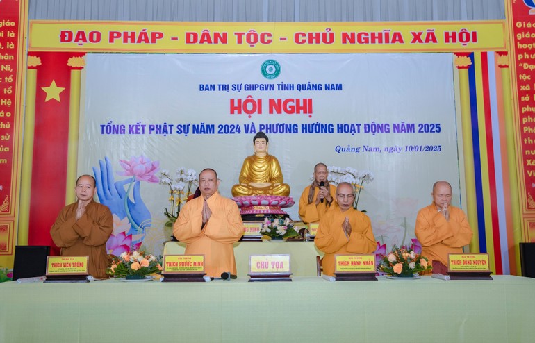 Chư tôn đức cử hành nghi thức niệm Phật cầu gia bị