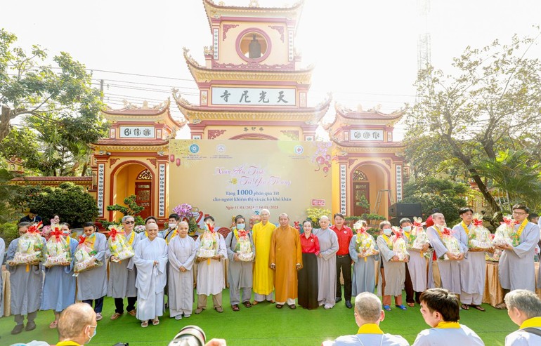 Chương trình "Xuân ấm tình - Tết yêu thương 2025" trao 1.000 phần quà đến người khiếm thị và các hộ nghèo tại chùa Thiên Quang