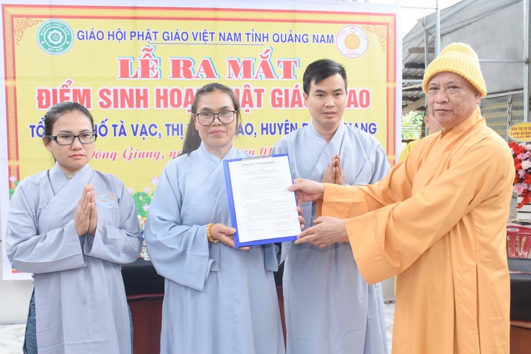 Hòa thượng Thích Phước Minh trao quyết định thành lập điểm sinh hoạt tôn giáo tập trung Đạo tràng Prao đến các vị đại diện 