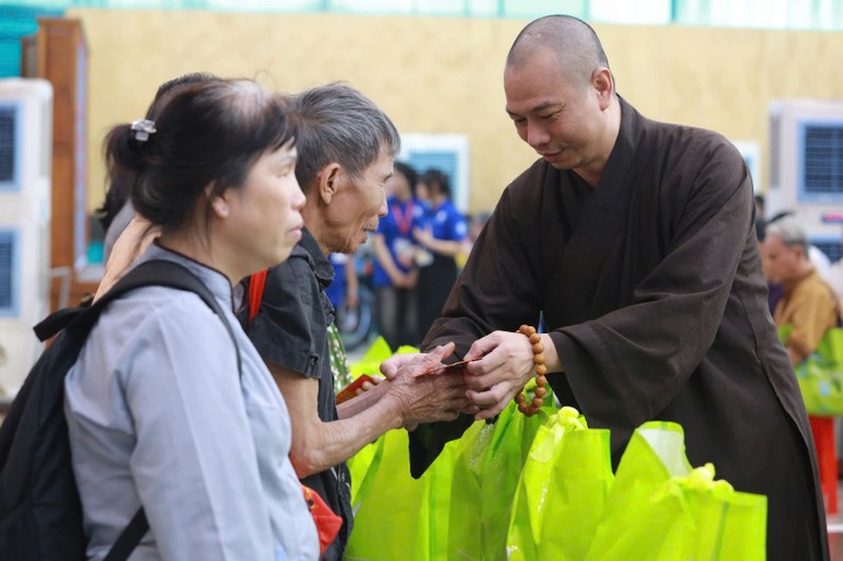 Đại đức Thích Nguyên Pháp, trụ trì chùa Diệu Pháp trao quà Tết đến người khiếm thị