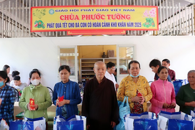 Hòa thượng Thích Trí Minh trao quà Tết đến bà con khó khăn trên địa bàn xã Phong Phú, H.Cầu Kè, tỉnh Trà Vinh 