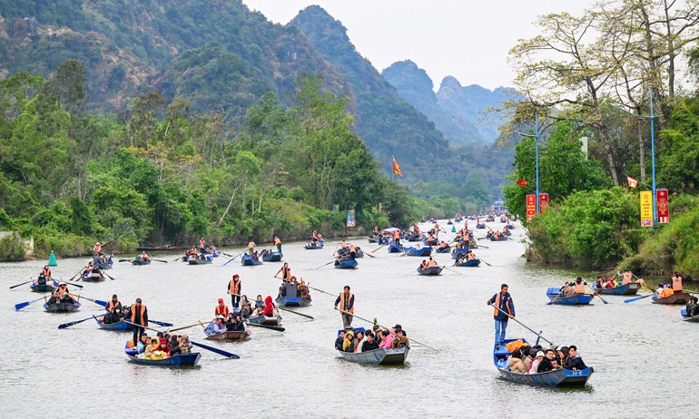 Người dân nô nức trẩy hội chùa Hương - Ảnh: Giang Huy