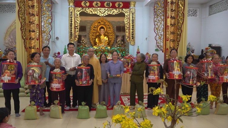 Thượng tọa Thích Phước Huệ cùng các nhà hảo tâm trao quà đến người già neo đơn, hộ khó khăn 