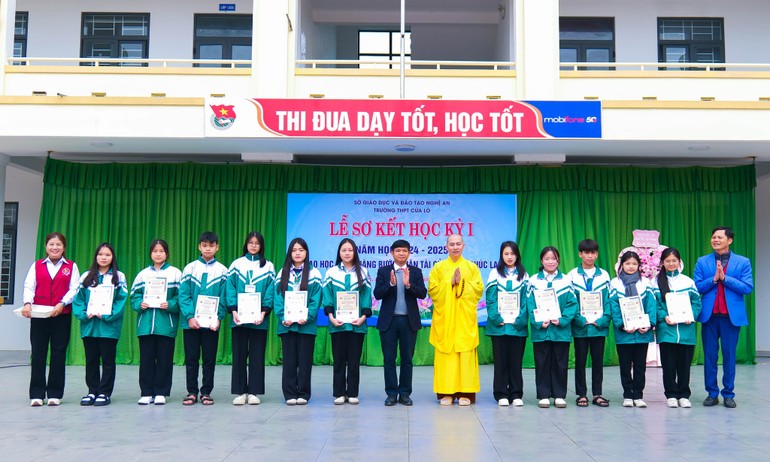 Trao học học đến các em học sinh tại Trường THPT Cửa Lò